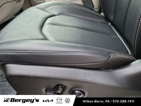 Used 2024 Chrysler Pacifica Touring-L FWD image 13