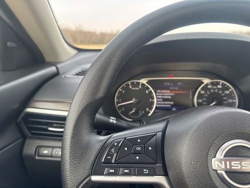 Used 2025 Nissan Altima 2.5 SV image 9