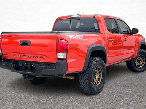 Used 2017 Toyota Tacoma TRD Off-Road image 6