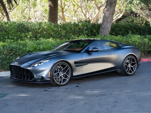 Used 2025 Aston Martin Vanquish RWD image 2