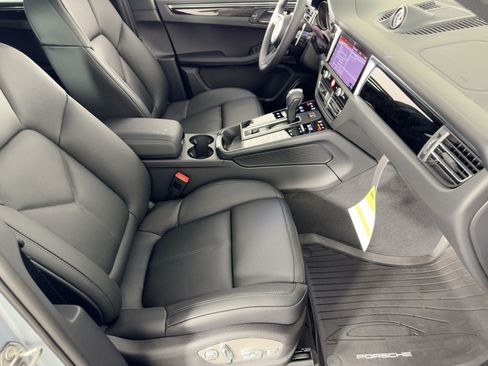 Certified 2026 Porsche Macan AWD/4WD image 30