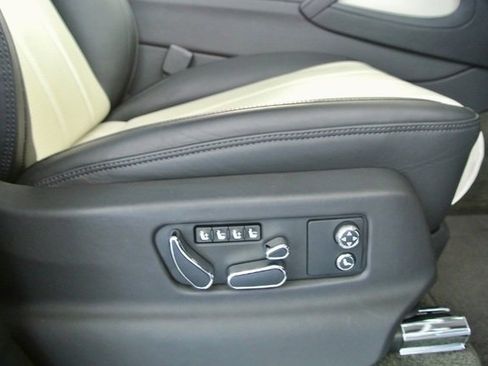 Used 2023 Bentley Bentayga AWD/4WD image 22