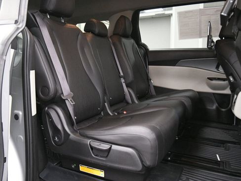 Used 2022 Kia Carnival LX image 24