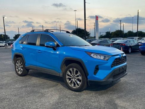 Used 2021 Toyota RAV4 XLE Premium FWD image 3