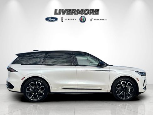 Used 2026 Lincoln Nautilus Reserve AWD/4WD image 2