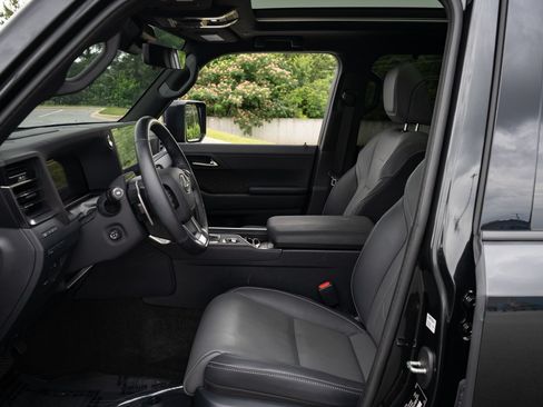 Used 2025 Lexus GX 550 w/ Accessory Package (2T) AWD/4WD image 24