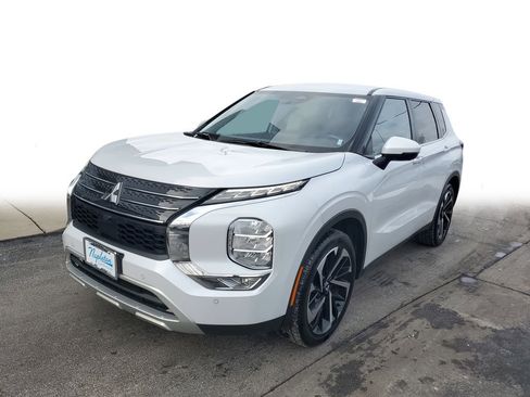 Used 2023 Mitsubishi Outlander SE image 3