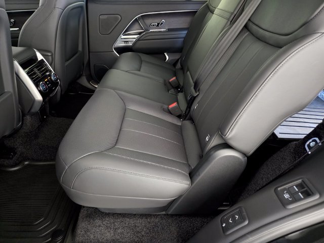 Used 2026 Land Rover Range Rover Long Wheelbase SE AWD/4WD image 5