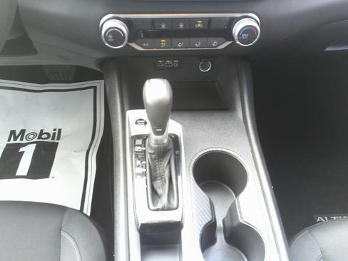 Used 2025 Nissan Altima 2.5 SV FWD image 25