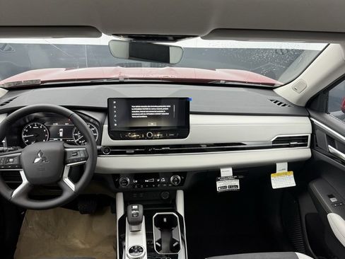 New 2025 Mitsubishi Outlander SE image 32