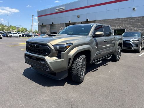 Used 2025 Toyota Tacoma TRD Sport AWD/4WD image 4