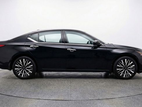 Used 2025 Nissan Altima 2.5 SV FWD image 11