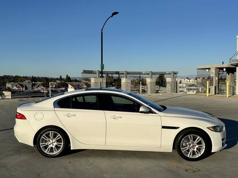 Used 2017 Jaguar XE Premium RWD image 4