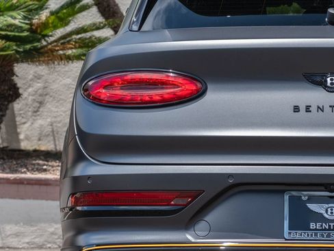 Used 2025 Bentley Bentayga AWD/4WD image 38