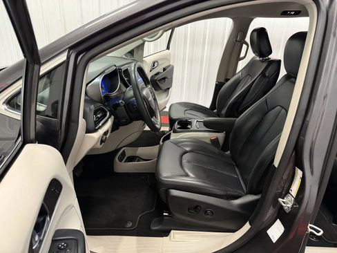 Used 2023 Chrysler Pacifica Touring-L FWD image 36