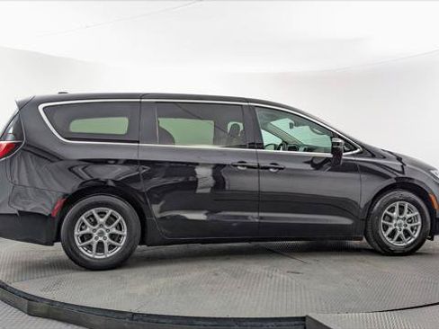 Used 2023 Chrysler Pacifica Touring-L FWD image 9