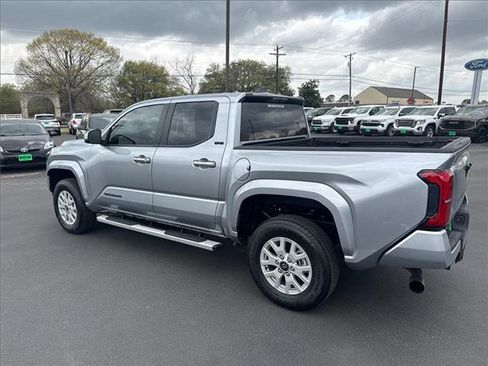 Used 2025 Toyota Tacoma SR5 image 9