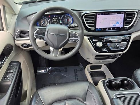 Used 2022 Chrysler Pacifica Touring-L FWD image 11