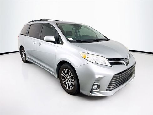 Used 2020 Toyota Sienna XLE w/ XLE Navigation Package FWD image 15