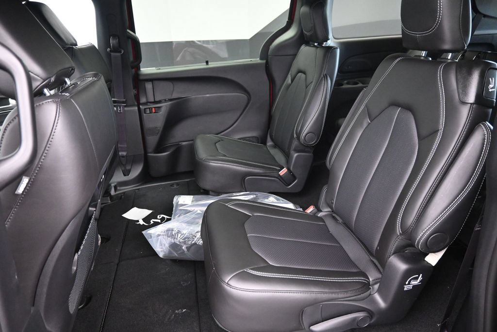 New 2027 Chrysler Pacifica Select w/ Family Tech Group FWD image 11