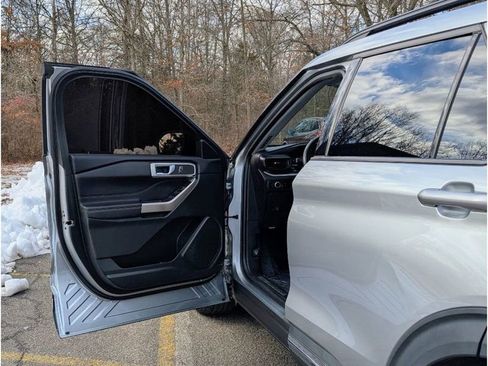 Used 2023 Ford Explorer XLT image 9