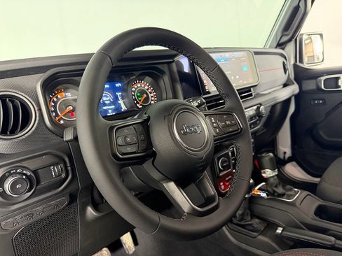 Used 2026 Jeep Wrangler Unlimited Rubicon AWD/4WD image 25