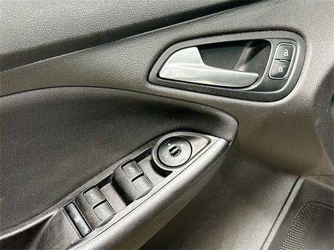 Used 2018 Ford Focus SE image 19