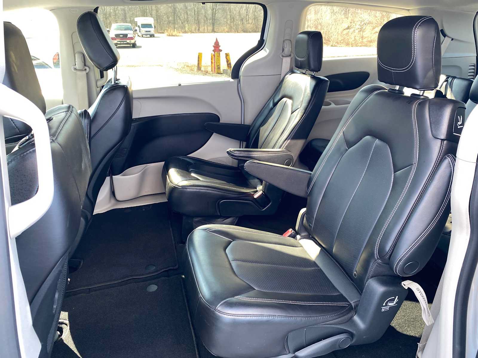 Used 2023 Chrysler Pacifica Touring-L FWD image 11