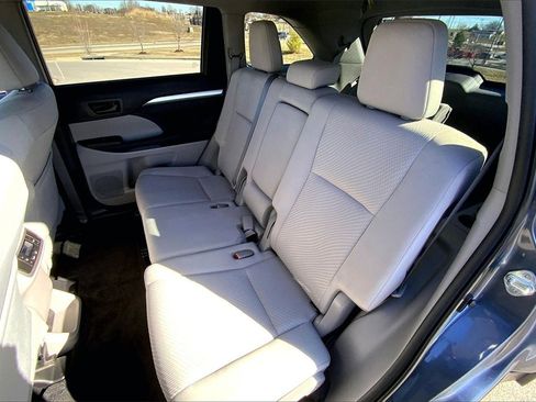 Used 2019 Toyota Highlander LE image 19