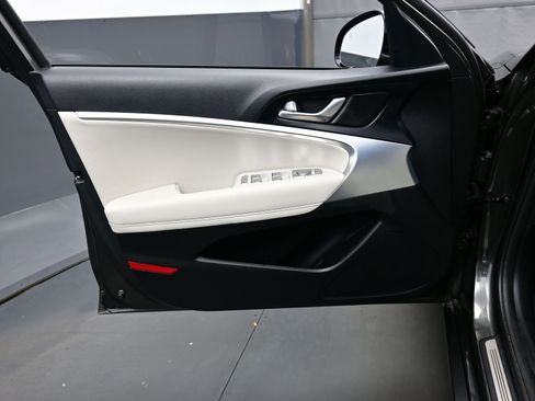 Certified 2024 Genesis G70 2.5T image 9