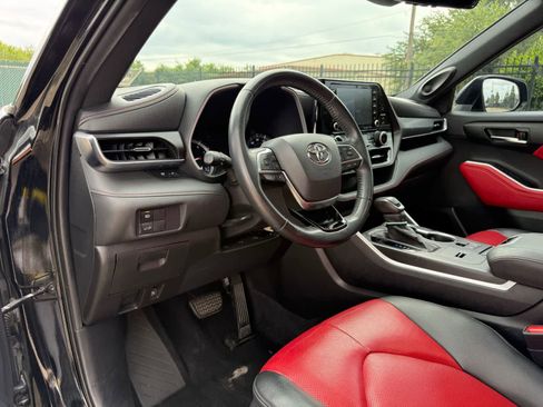 Used 2021 Toyota Highlander XSE FWD image 16