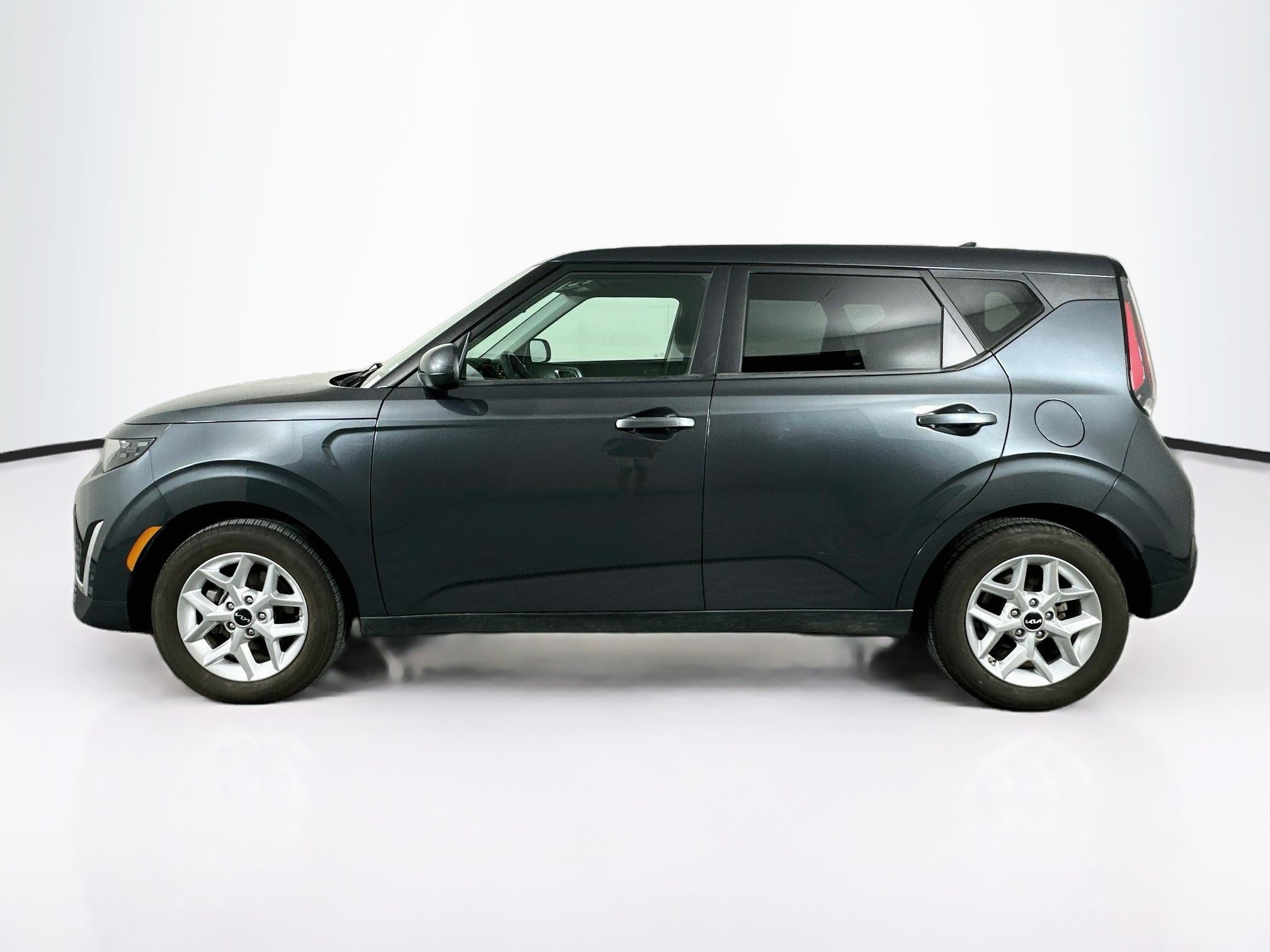 Used 2025 Kia Soul LX w/ LX Technology Package FWD image 4
