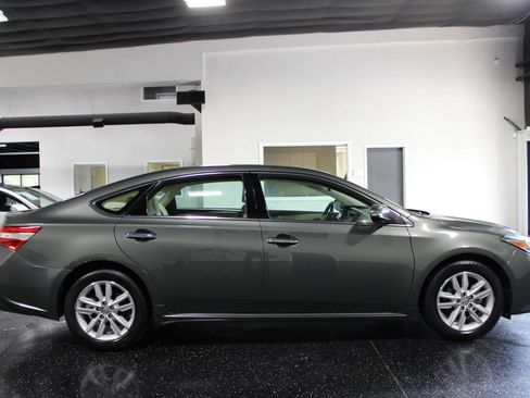 Used 2013 Toyota Avalon XLE Premium FWD image 2
