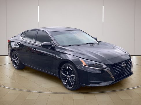 Used 2024 Nissan Altima 2.5 SR w/ SR Premium Package FWD image 2