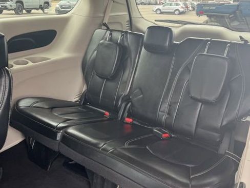 Used 2023 Chrysler Pacifica Touring-L image 29
