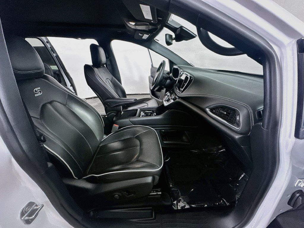 Used 2025 Chrysler Pacifica Limited FWD image 12
