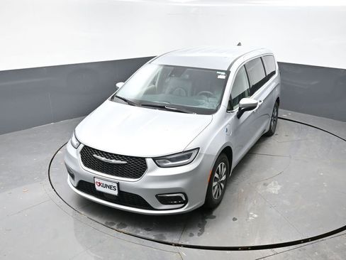 Used 2023 Chrysler Pacifica Touring-L image 17