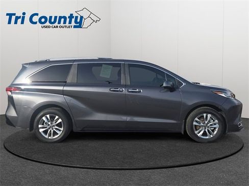 Used 2025 Toyota Sienna Limited image 9