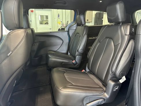 New 2027 Chrysler Pacifica Select AWD/4WD image 30