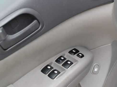 Used 2012 Kia Sedona LX w/ PWR Pkg FWD image 10