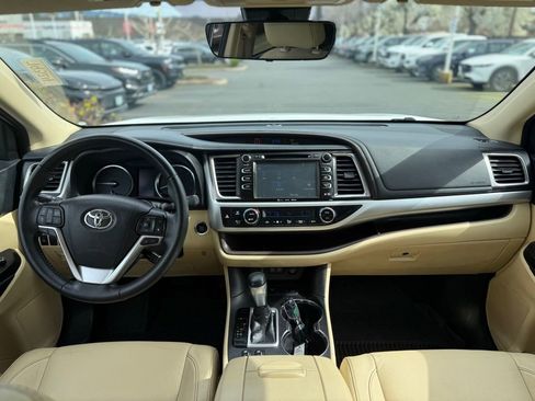 Used 2018 Toyota Highlander XLE image 23