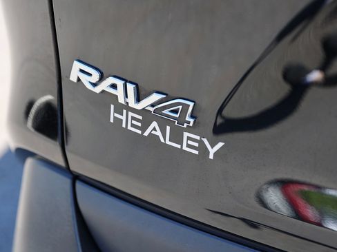 Used 2021 Toyota RAV4 LE AWD/4WD image 9