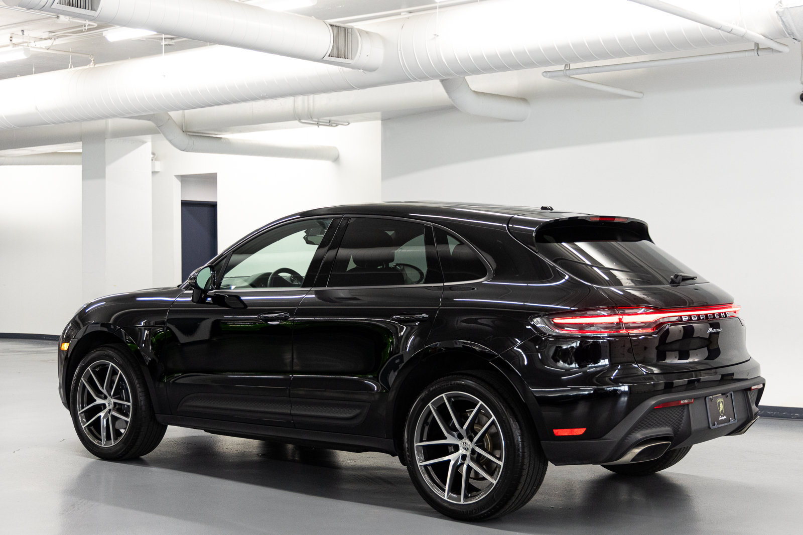 Used 2025 Porsche Macan AWD/4WD image 4