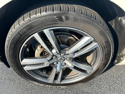 Used 2018 Volvo XC60 T5 Momentum w/ Vision Package AWD/4WD image 9