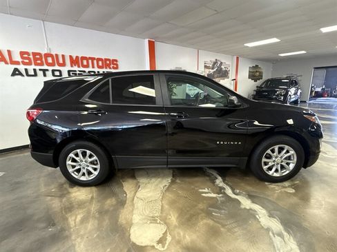 Used 2020 Chevrolet Equinox LS w/ LS Convenience Package FWD image 3