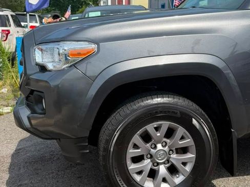 Used 2017 Toyota Tacoma SR5 w/ Tow Package AWD/4WD image 14
