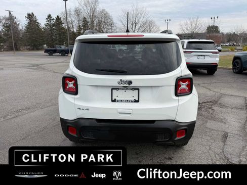 Certified 2023 Jeep Renegade Latitude w/ Premium Group AWD/4WD image 5