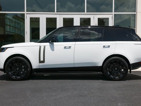 Used 2025 Land Rover Range Rover Long Wheelbase SE AWD/4WD image 3