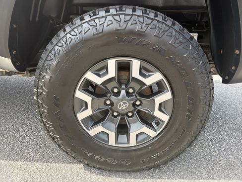 Used 2021 Toyota Tacoma TRD Off-Road w/ Technology Package AWD/4WD image 29