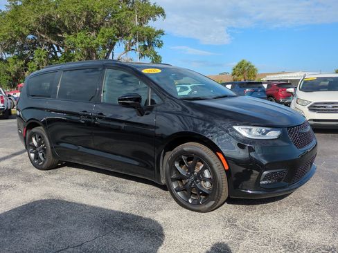 Used 2025 Chrysler Pacifica Limited w/ Uconnect Theater Family Group AWD/4WD image 2